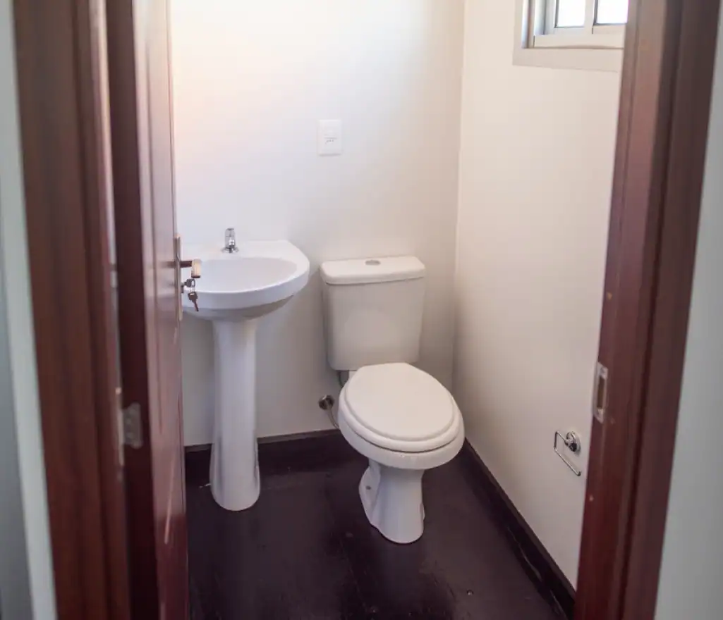 Oficina con toilette - D-14