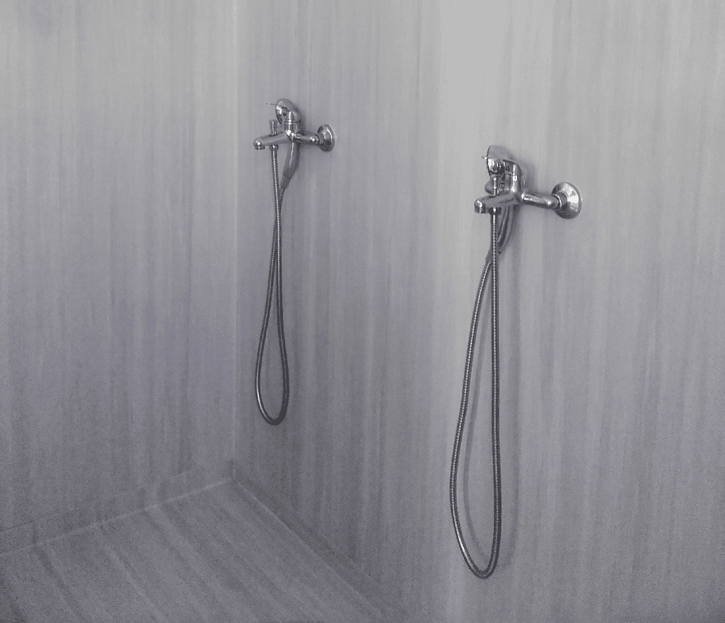 Vestuario con baño y duchas - C-8